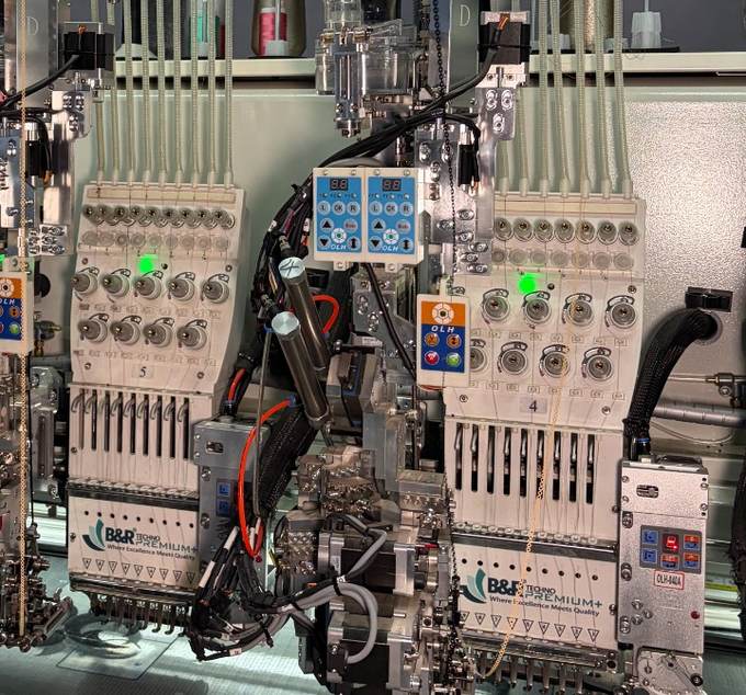 Multi head flat embroidery machine